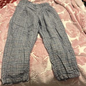American Eagle pants.Size medium but can be adjusted with a belt. (not included)